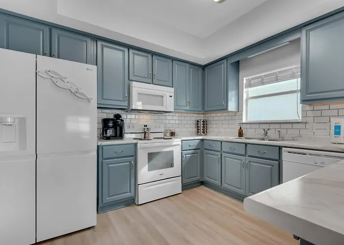 Apartment Beachfront Gem 5br Pool Walk To *