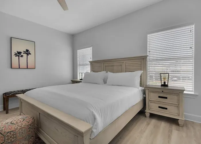 Beachfront Gem 5br Pool Walk To Apartment Gulf Shores